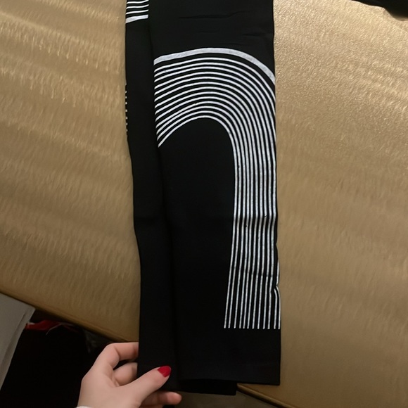 NWT Black & White Matching Workout Set - Picture 5 of 5